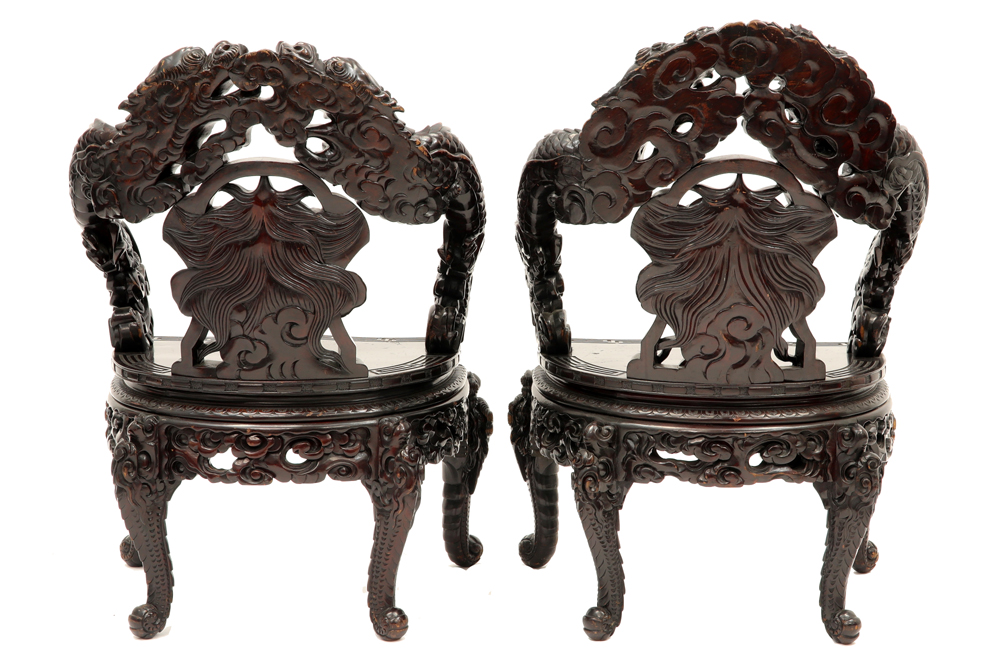 pair of antique Chinese armchairs in richly sculpted wood with a decor of dragons || Paar antieke - Bild 4 aus 4