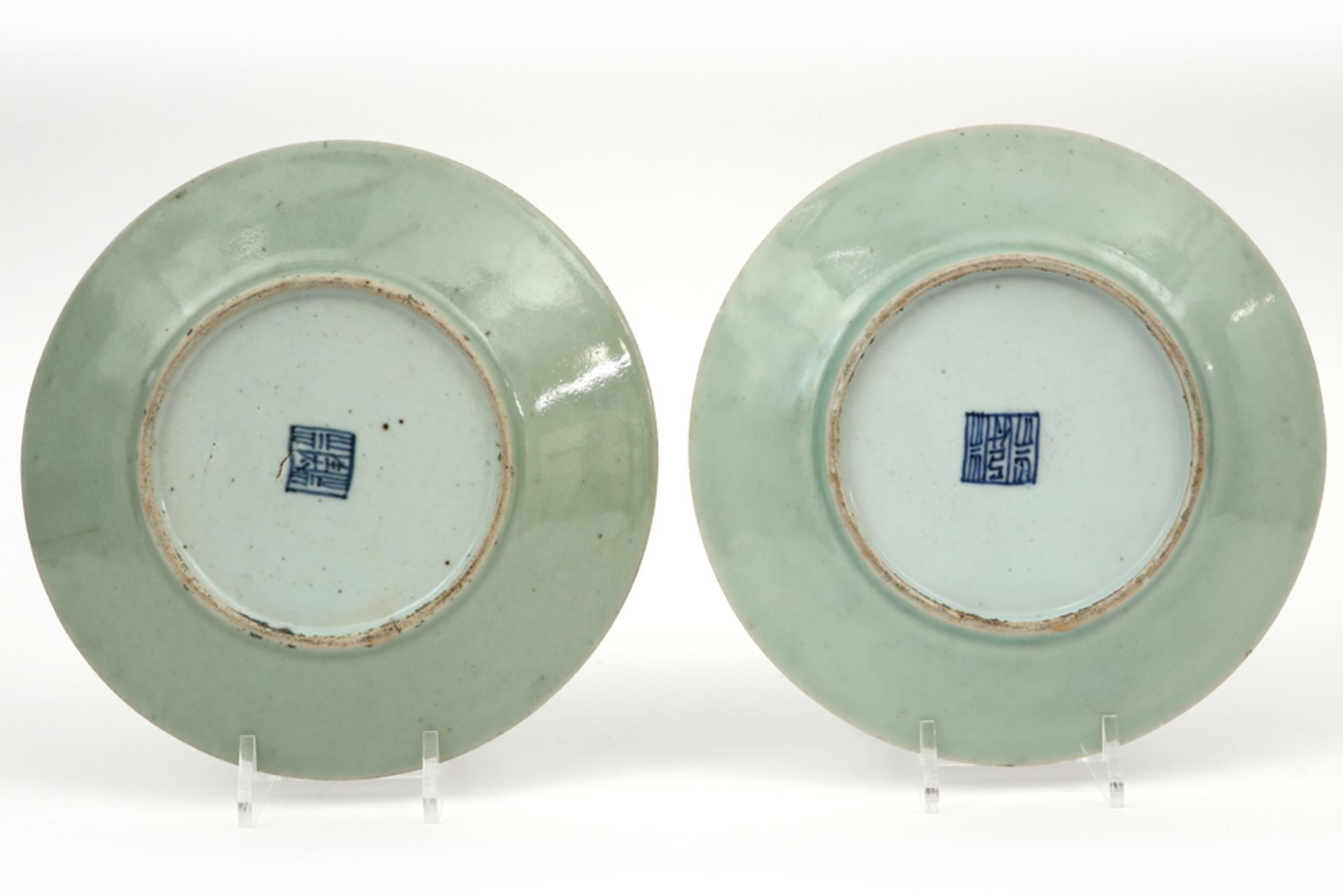 pair of 19th Cent. Chinese plates in celadon porcelain with a 'Famille Rose' decor || Paar - Image 2 of 3