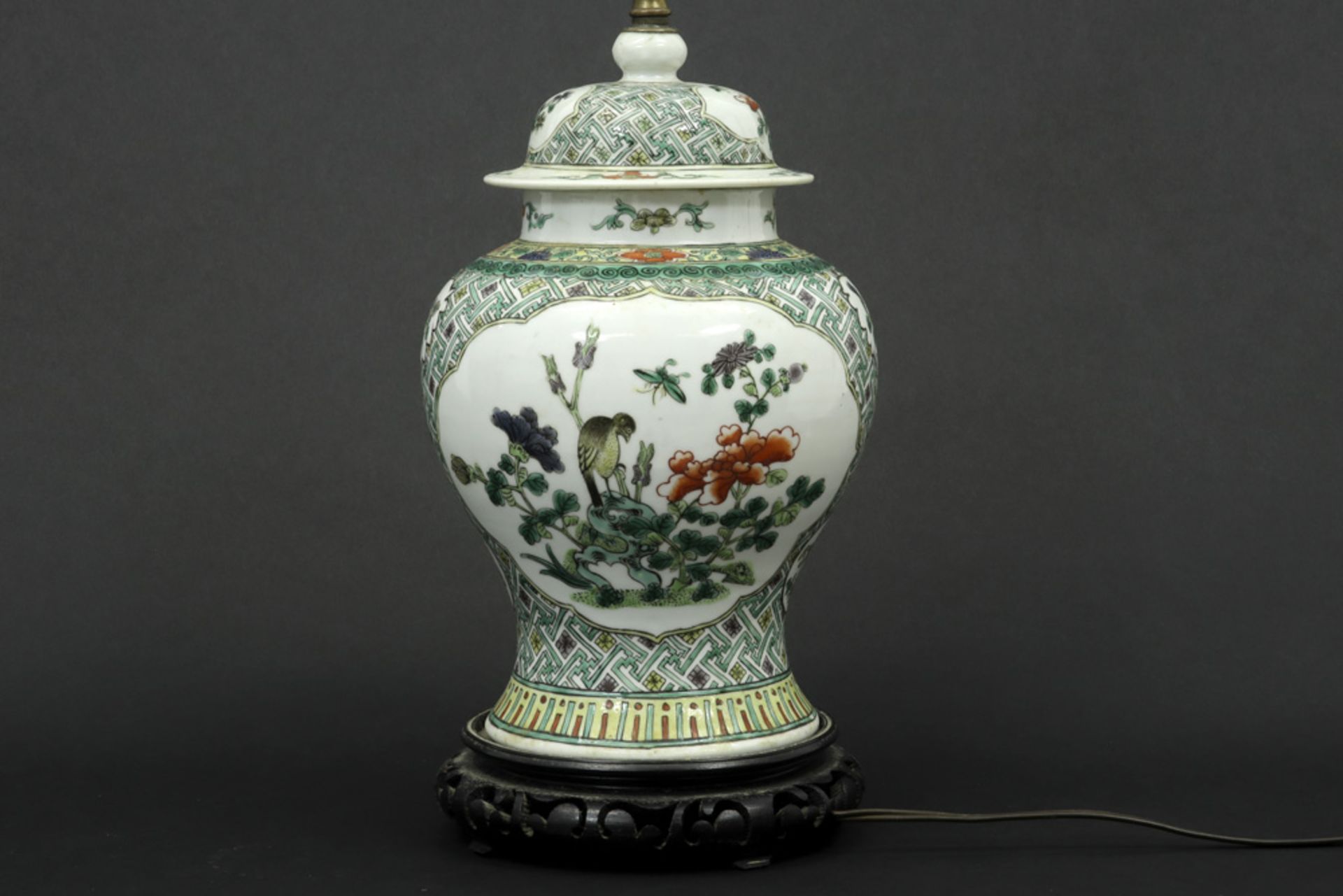 lidded Chinese vase in porcelain with a Famille Verte decor - made into a lamp || Gedekselde Chinese - Bild 3 aus 3