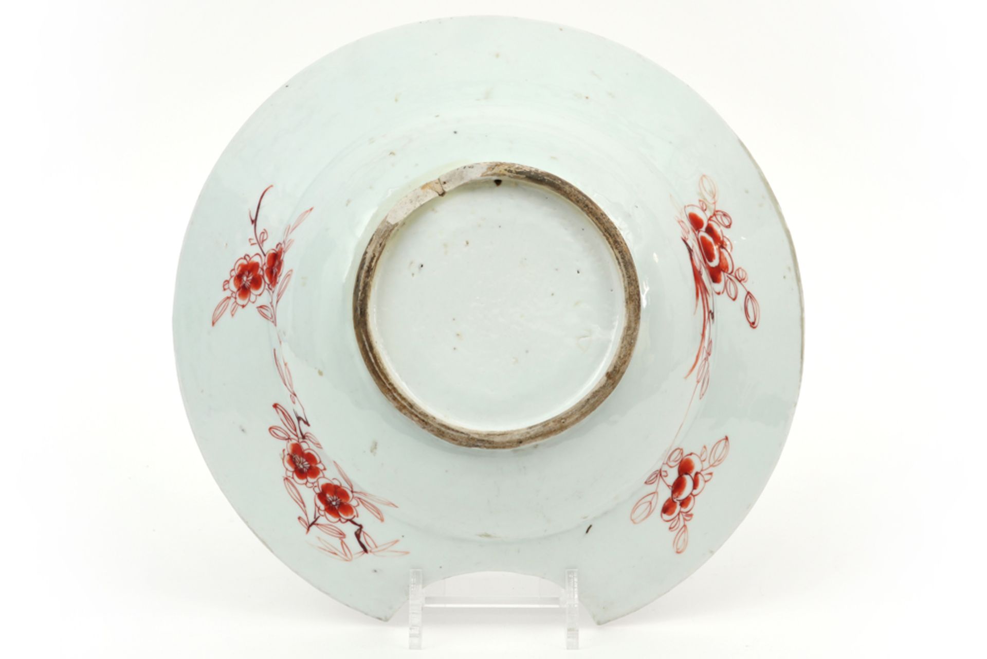 18th Cent. Chinese shaving bowl in porcelain with a 'Famille Rose' flower decor || Achttiende - Image 2 of 2