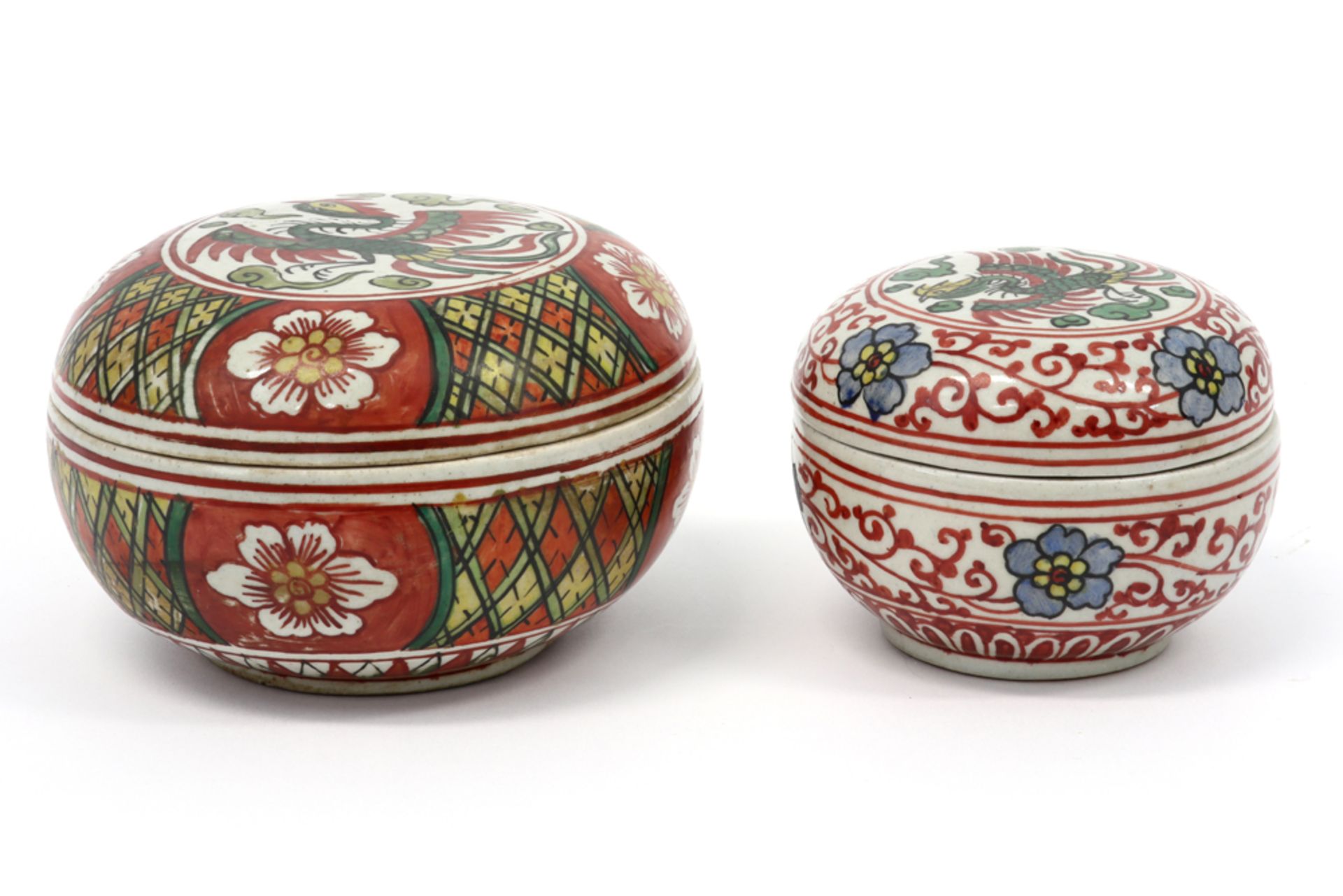 two Chinese lidded bowls in marked porcelain with a polychrome decor || Lot van twee Chinese