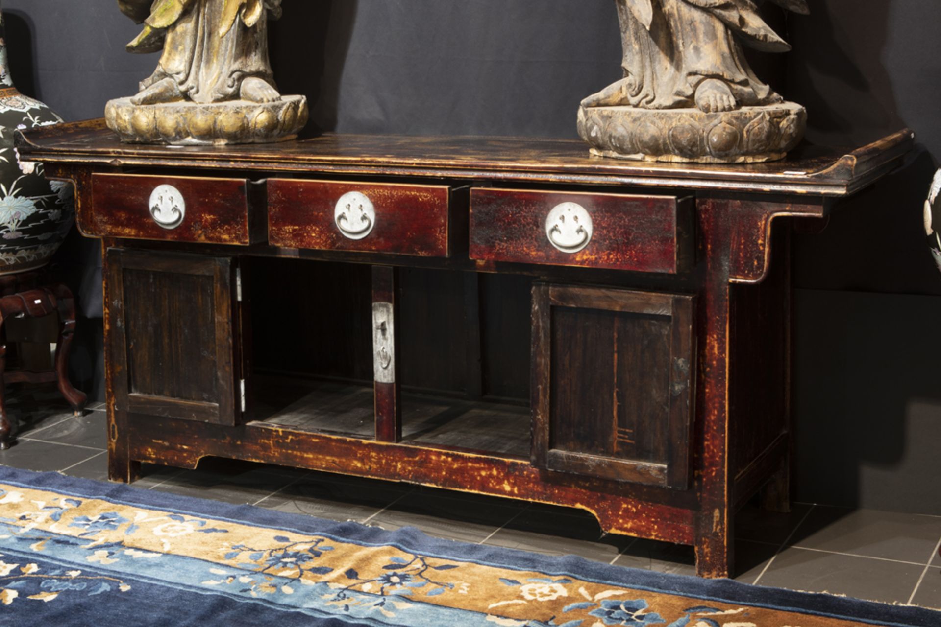 antique Chinese Qing period sideboard in lacquered wood with a nice reddish patina || Antiek Chinees - Image 2 of 2