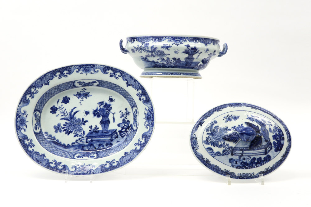 18th Cent. Chinese lidded tureen on its matching dish in porcelain with a blue-white decor with - Image 2 of 3