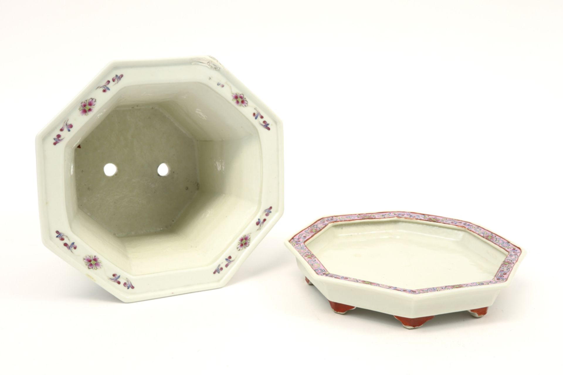 octogonal Chinese jardinier with its dish in marked porcelain with 'Famille Rose' decor with court - Image 5 of 7