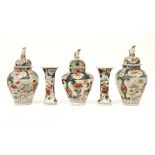 17th/18th Cent. Japanese Arita 5pc garniture in porcelain with typical decor || Vijfdelig