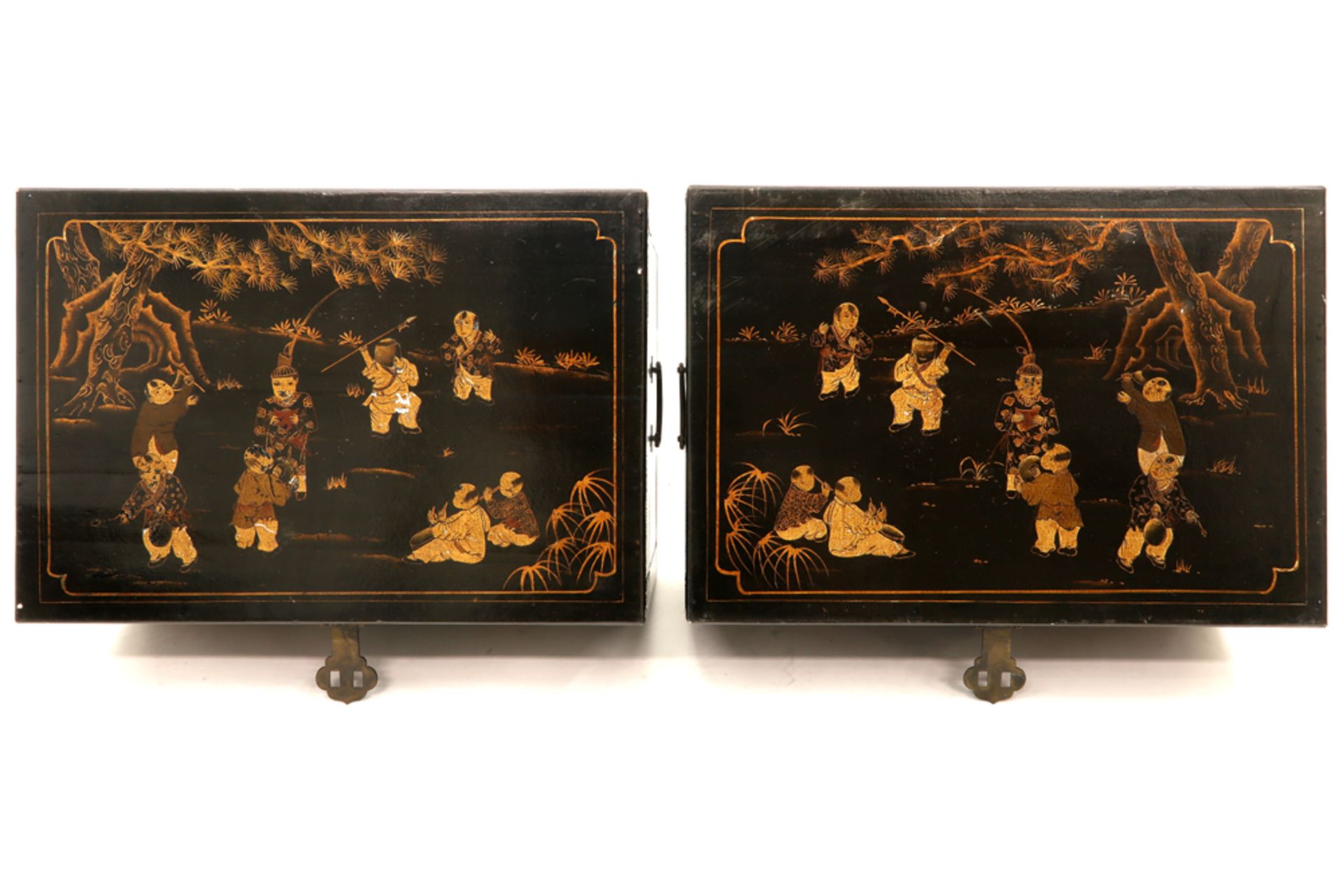 pair of antique Chinese chests in lacquered wood each with a top with a gilded decor with figures || - Bild 4 aus 4