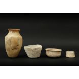 4 Bactrian alabaster vessels || BACTRIË - 2000 tot 800 BC lot van vier stuks vaatwerk in albast -