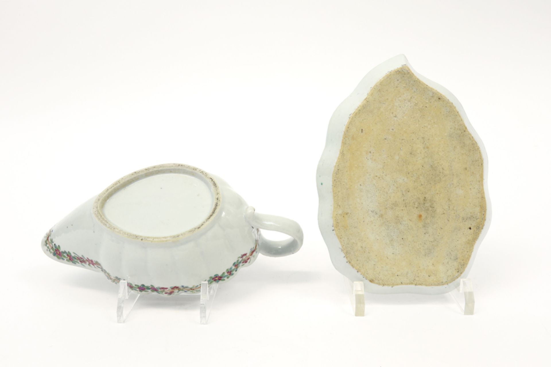 18th Cent. Chinese sauce boat with its matching dish in porcelain with 'Famille Rose' decor || - Bild 4 aus 4