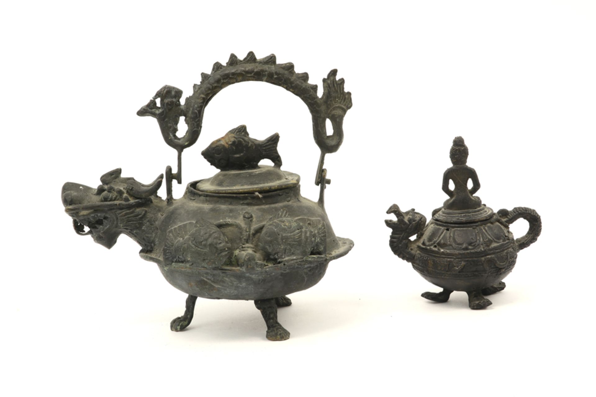 two oriental metal teapots || Lot van twee Oosterse metalen theepotten in de vorm van een - Image 3 of 4