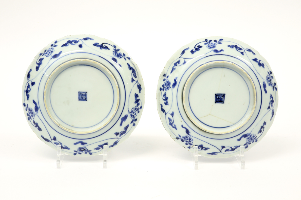 pair of small 18th Cent. Chinese Kang Hsi plates in porcelain with a blue-white birds decor || - Image 2 of 3
