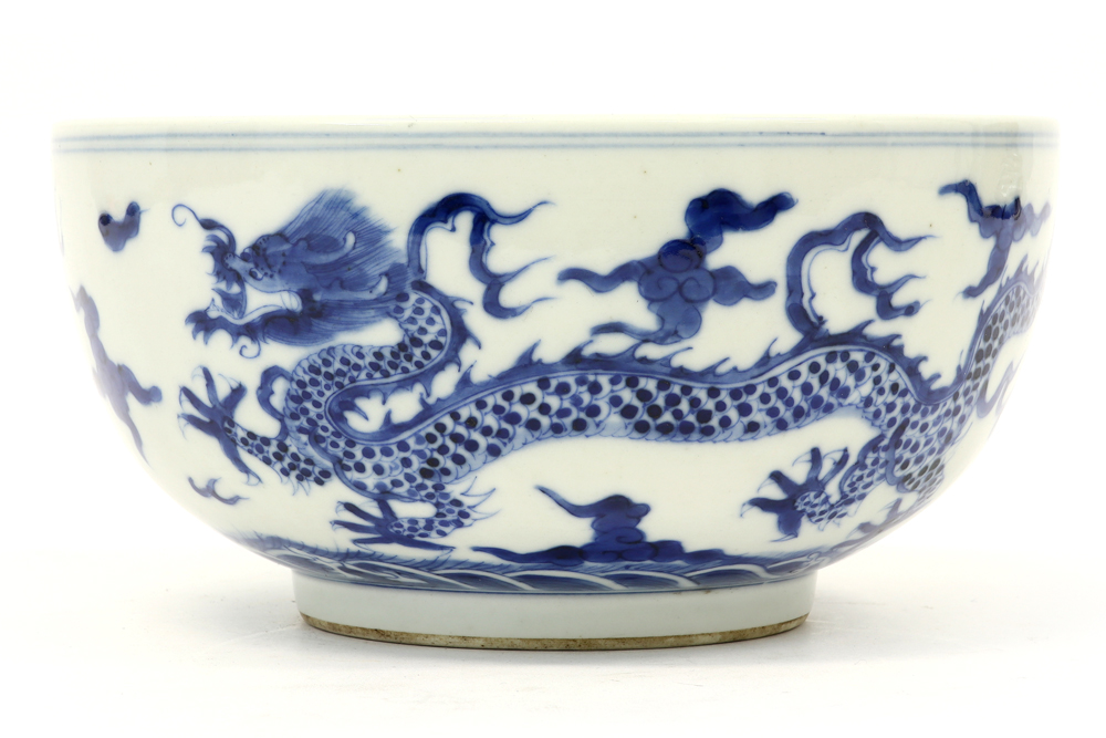 Chinese bowl in marked porcelain with a blue-white decor with dragons || Chinese bowl in gemerkt - Bild 3 aus 6