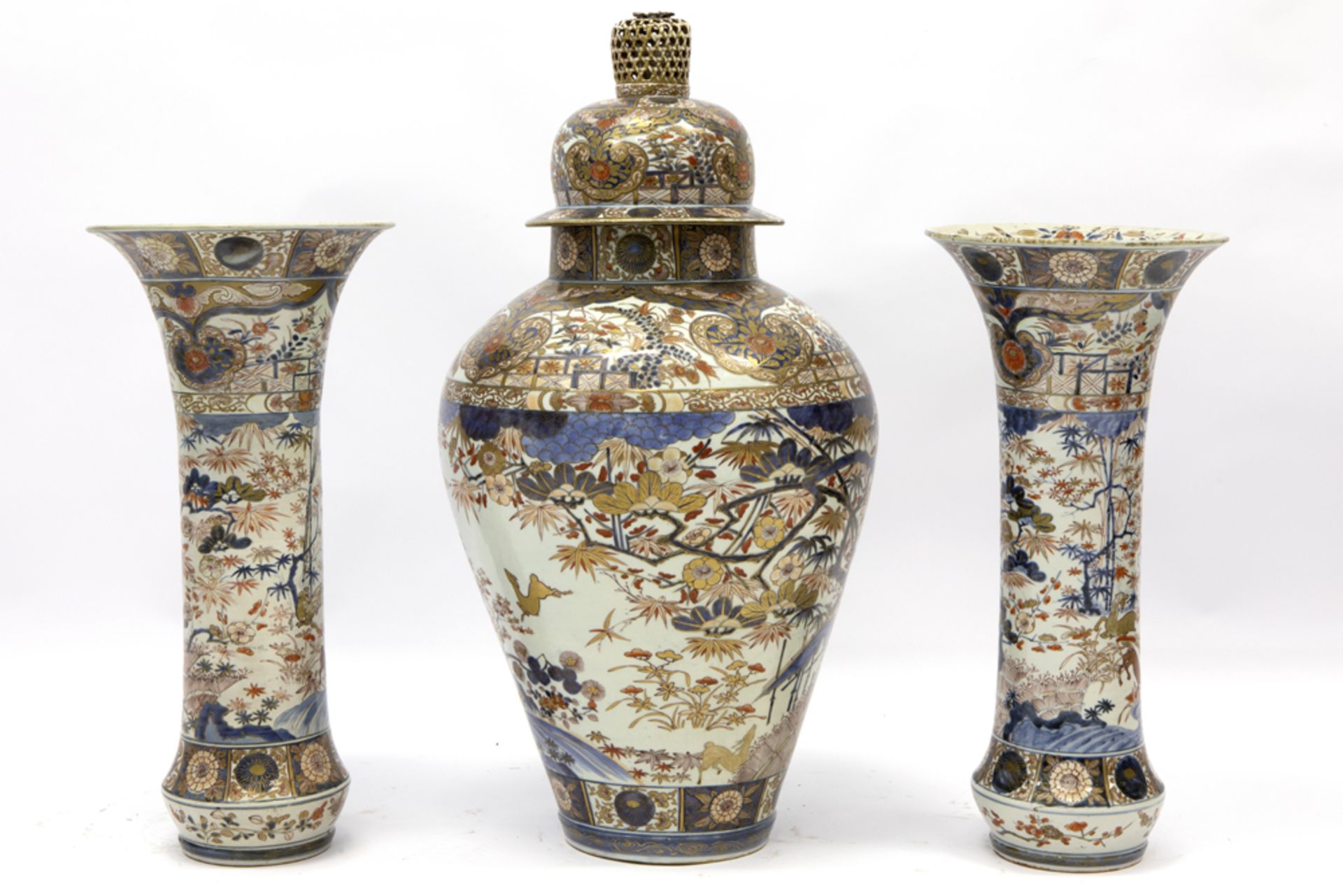 antique imposing 3pc garniture in porcelain with a fine Imari decor : a pair of vases and a vase - Bild 3 aus 5