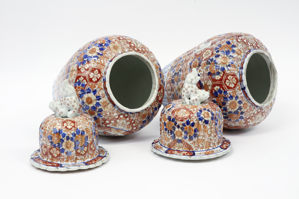 pair of 19th Cent. lidded vases in porcelain with an Imari decor || Paar negentiende eeuwse - Image 3 of 5