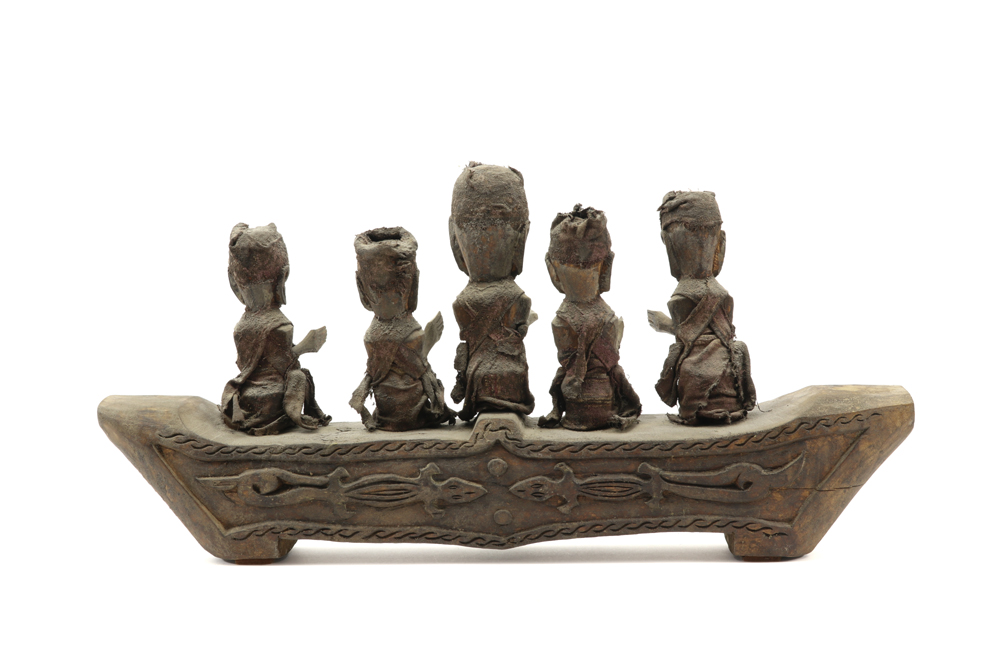 Sulawesi wooden spirit or tomb boat with five figures || INDONESIË / SULAWESI geestes- of grafboot - Image 2 of 3