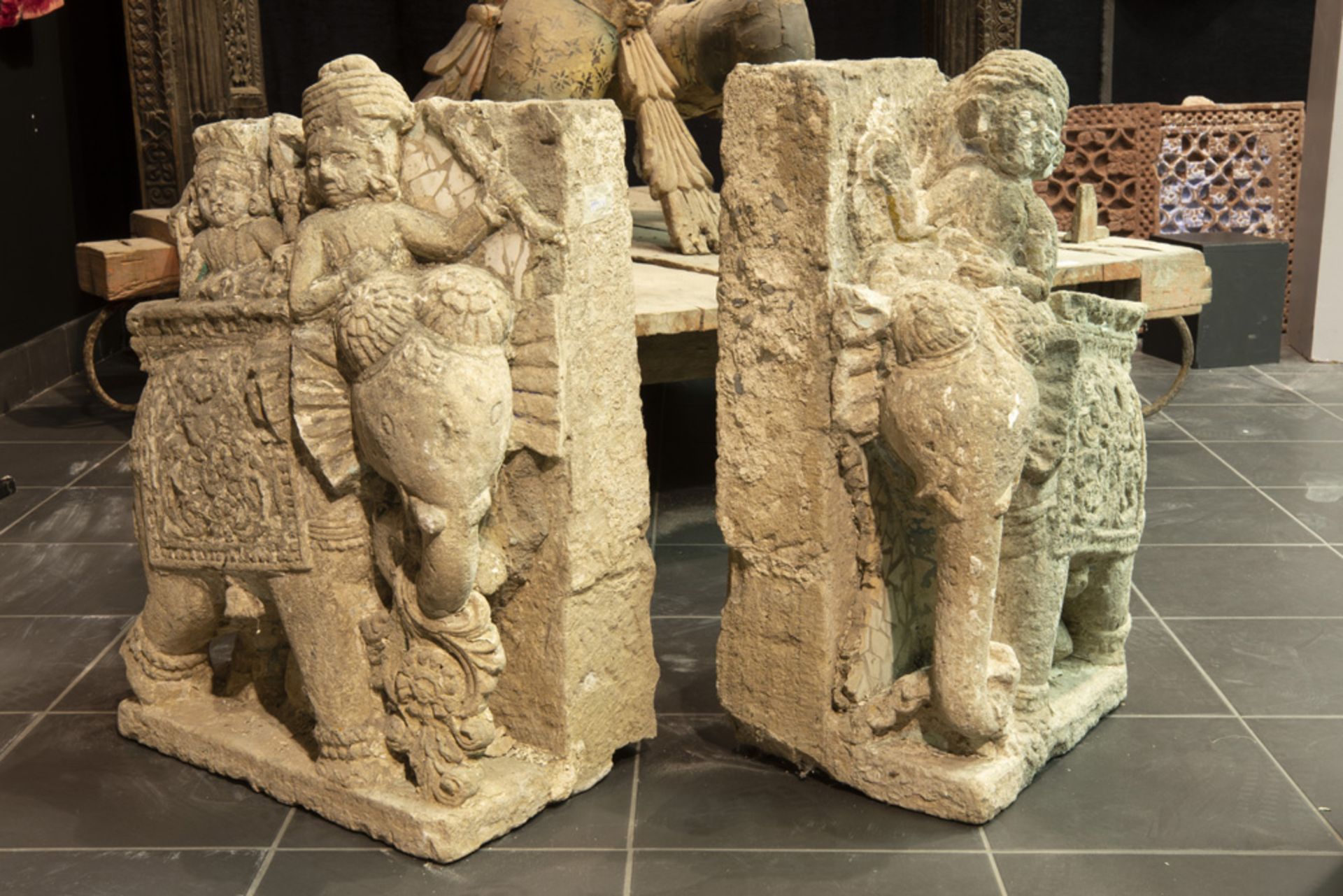 pair of 19th Cent. Indian stone sculptures from a haveli in Gujarat || INDIA / GUJARAT - 19° EEUW - Image 3 of 4