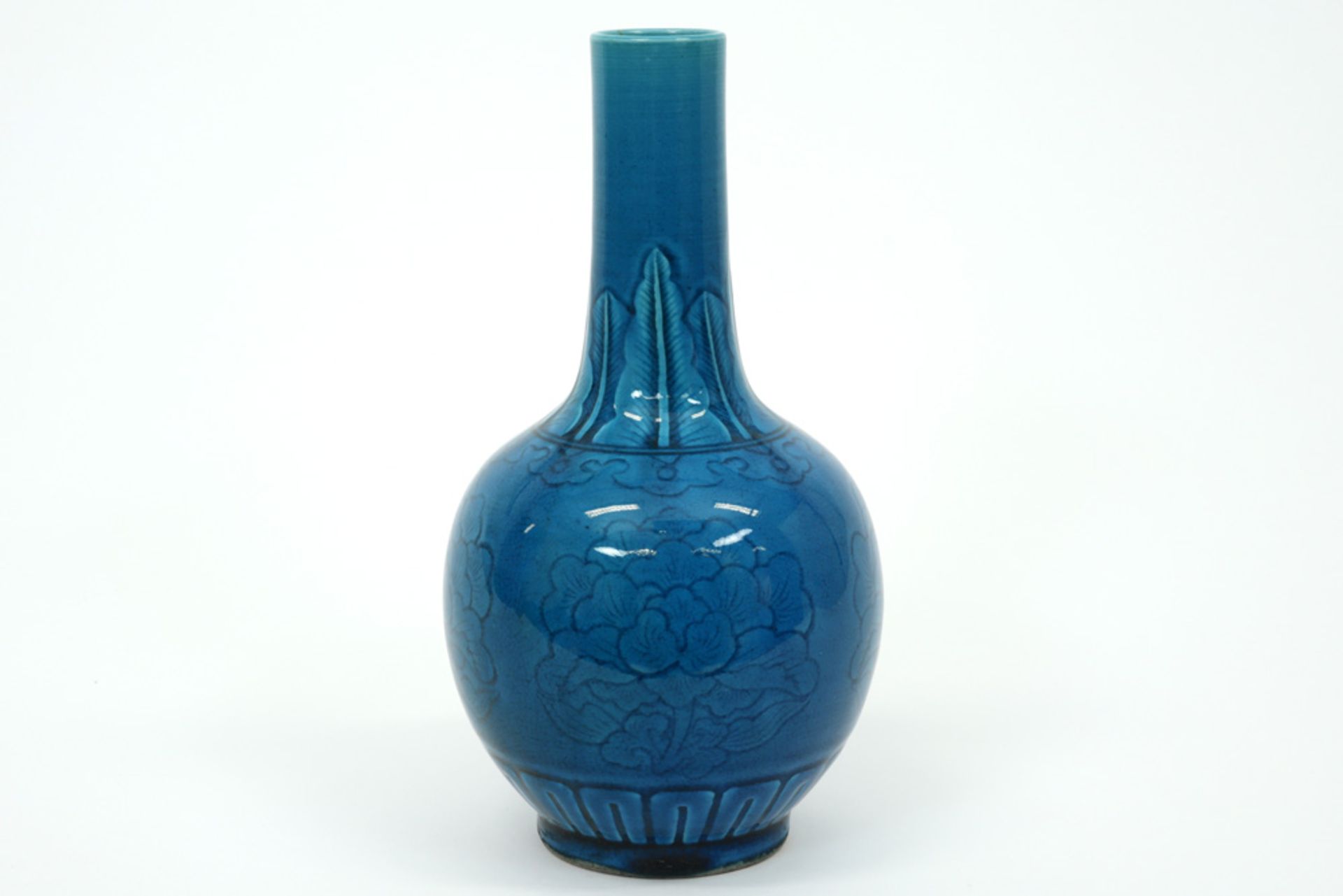 Chinese vase in marked porcelain with a turquoize glaze || Chinese vaas in gemerkt porselein met een - Image 2 of 4