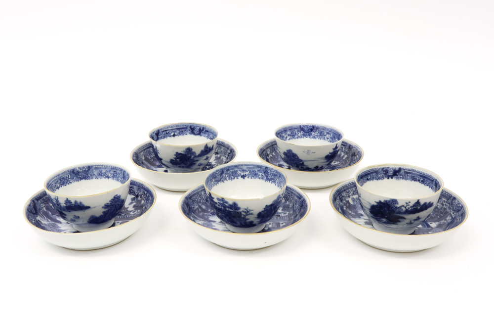 series of five 18th Cent. Chinese porcelain sets of cup and saucer with blue-white landscape - Bild 2 aus 3
