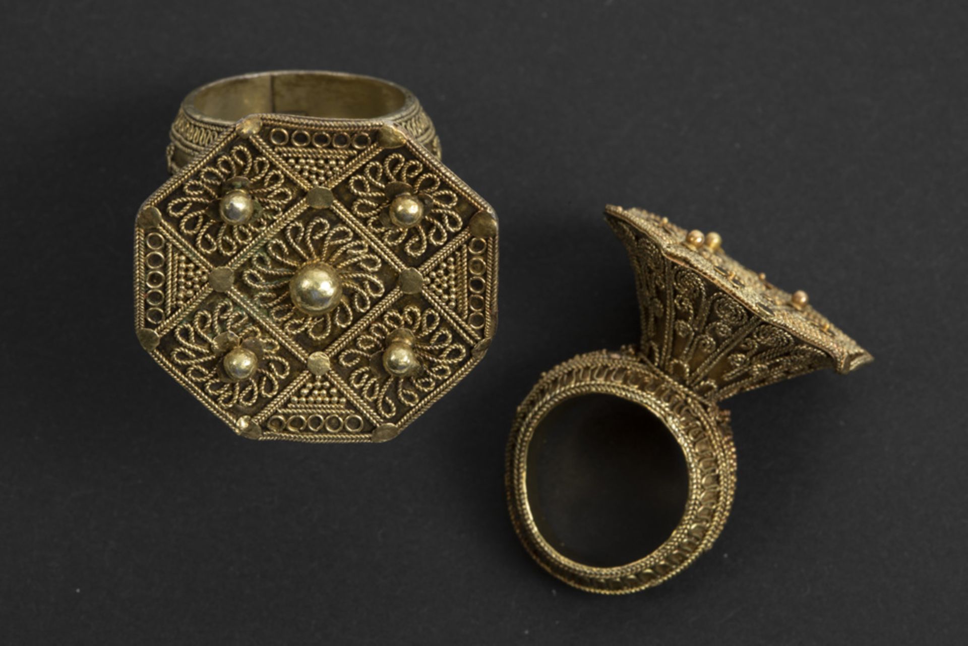 two 'antique' Indonesian Sumatra rings from the Batak with typical design in gilded silver - part of - Bild 2 aus 3