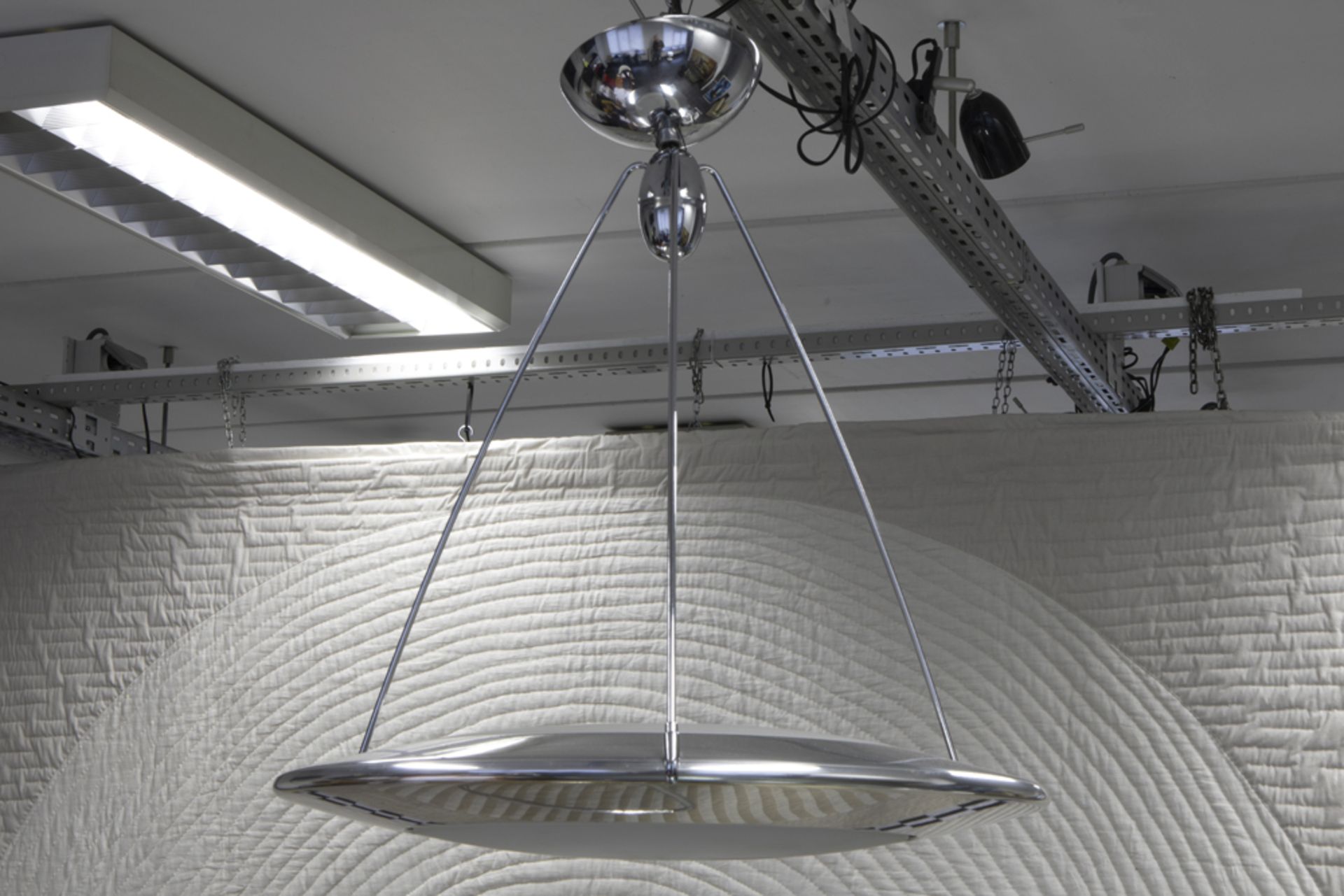 nineties' Italian Ezio Didone "Mira S" design chandelier in chromed metal and glass by Arteluce - - Bild 2 aus 2