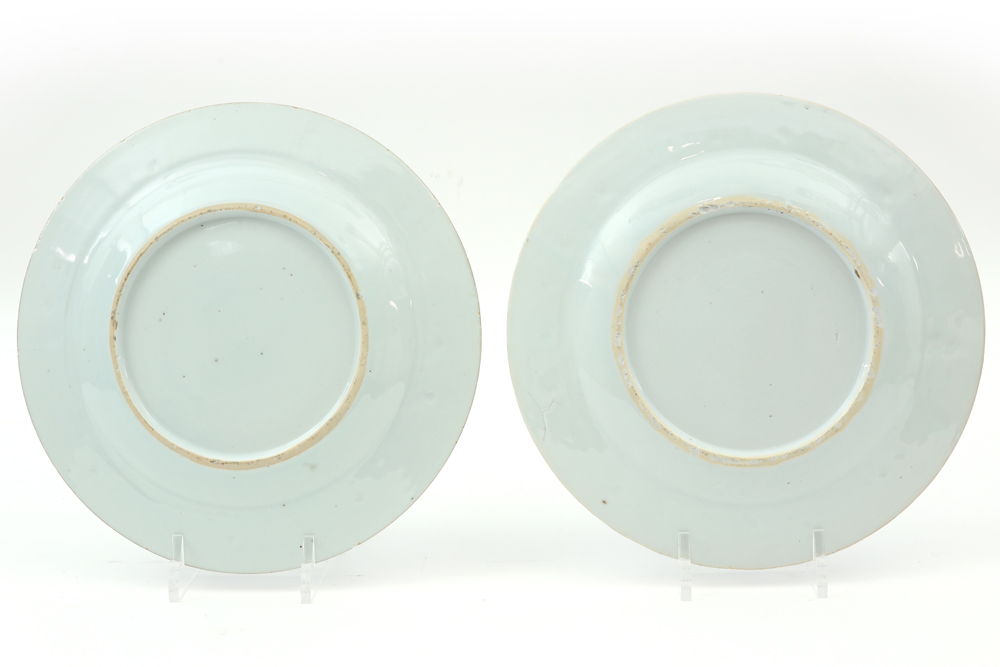 pair of 18th Cent. Chinese plates in porcelain with a blue-white flowers decor || Paar achttiende - Bild 2 aus 2