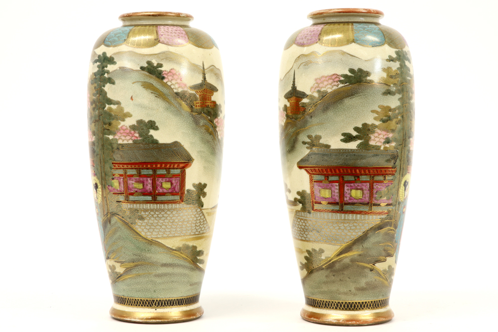 pair of Japanese vases in Satsuma ceramic with a typical decor with figures in a landscape || Paar - Image 2 of 4