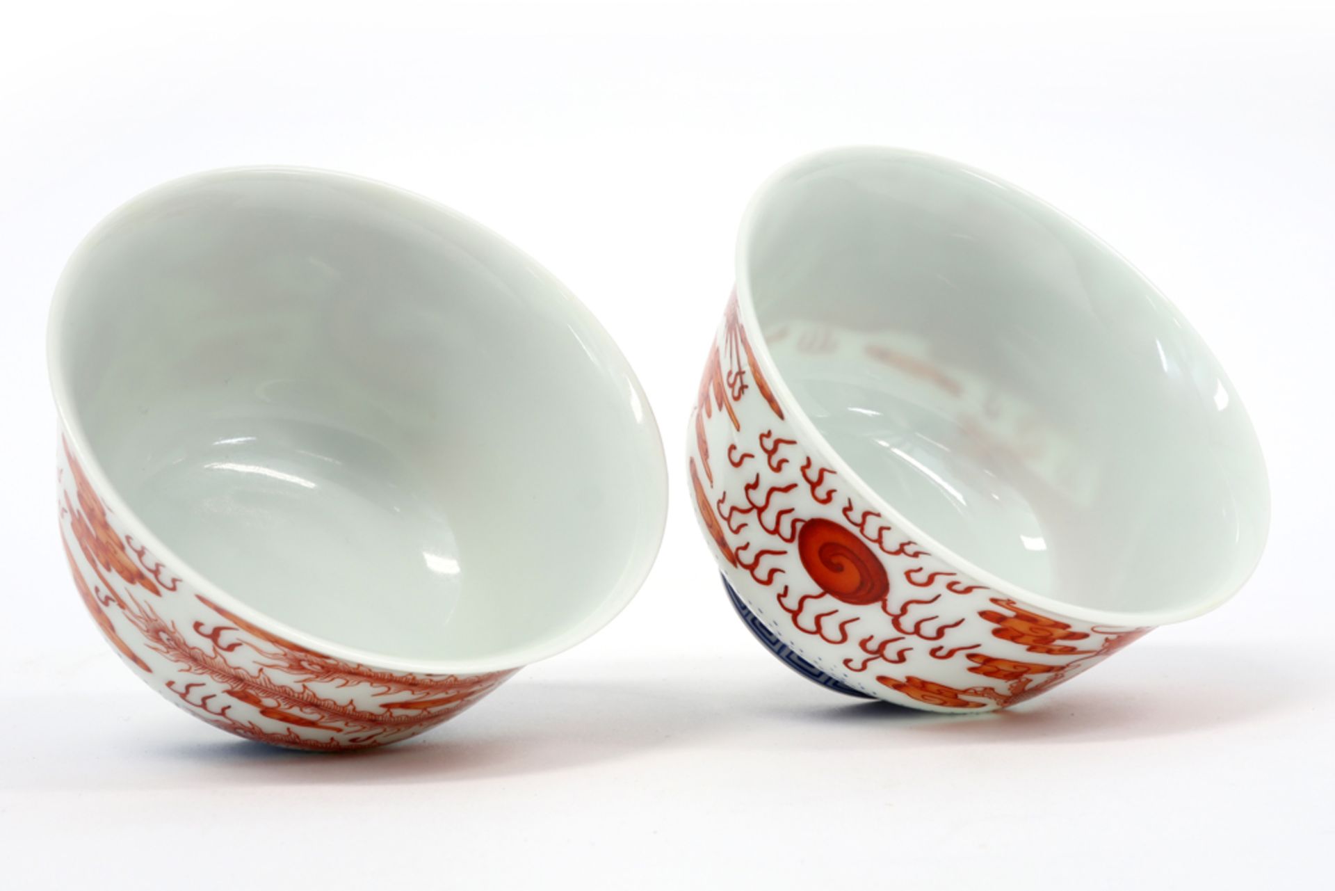 pair of Chinese cups in marked porcelain with blue-white and sanguine decors, one with a dragon - Image 4 of 6
