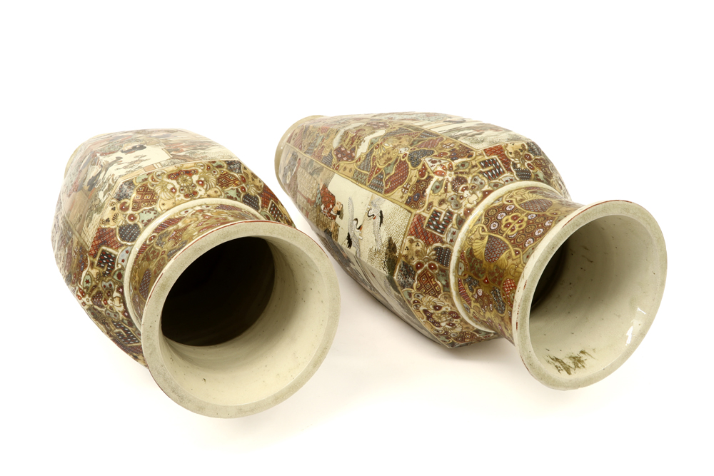 pair of antique Japanese Satsuma vases with a rich decor with seven ladies || Paar antieke Japanse - Image 3 of 5