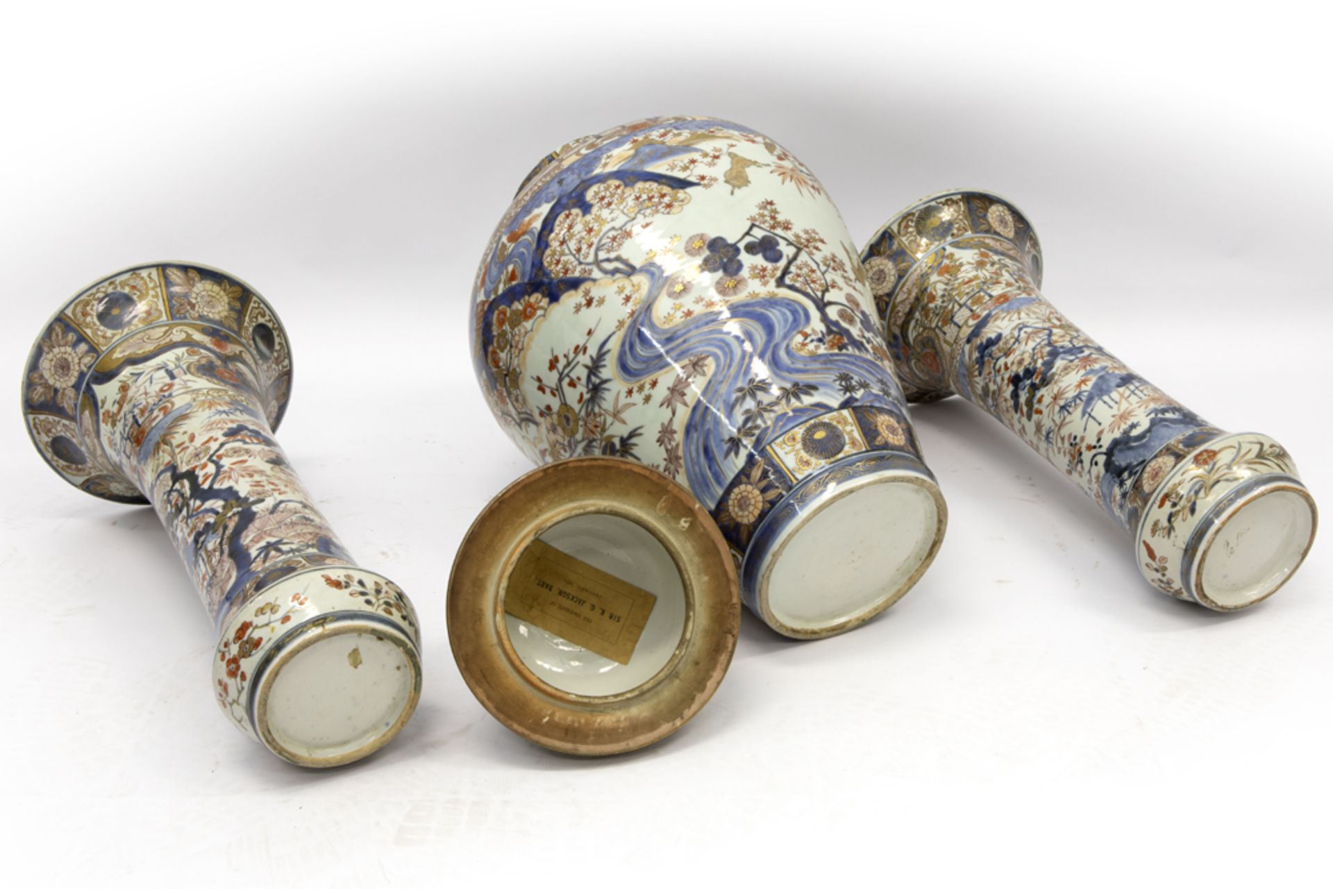 antique imposing 3pc garniture in porcelain with a fine Imari decor : a pair of vases and a vase - Bild 5 aus 5