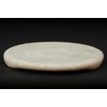 round Far Eastern offering plate in marble with a base with carved flower motif || Ronde witmarmeren