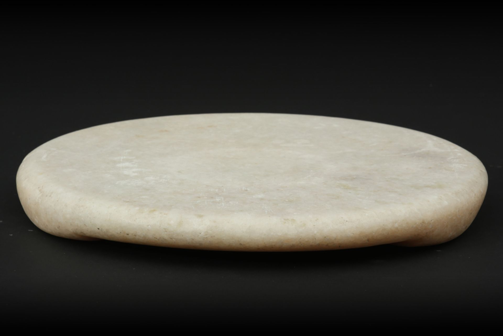 round Far Eastern offering plate in marble with a base with carved flower motif || Ronde witmarmeren