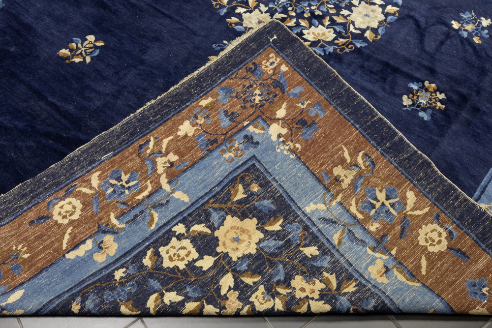 antique Chinese rug with a quite traditional design with medaillon on a blue background || Antiek - Image 2 of 2
