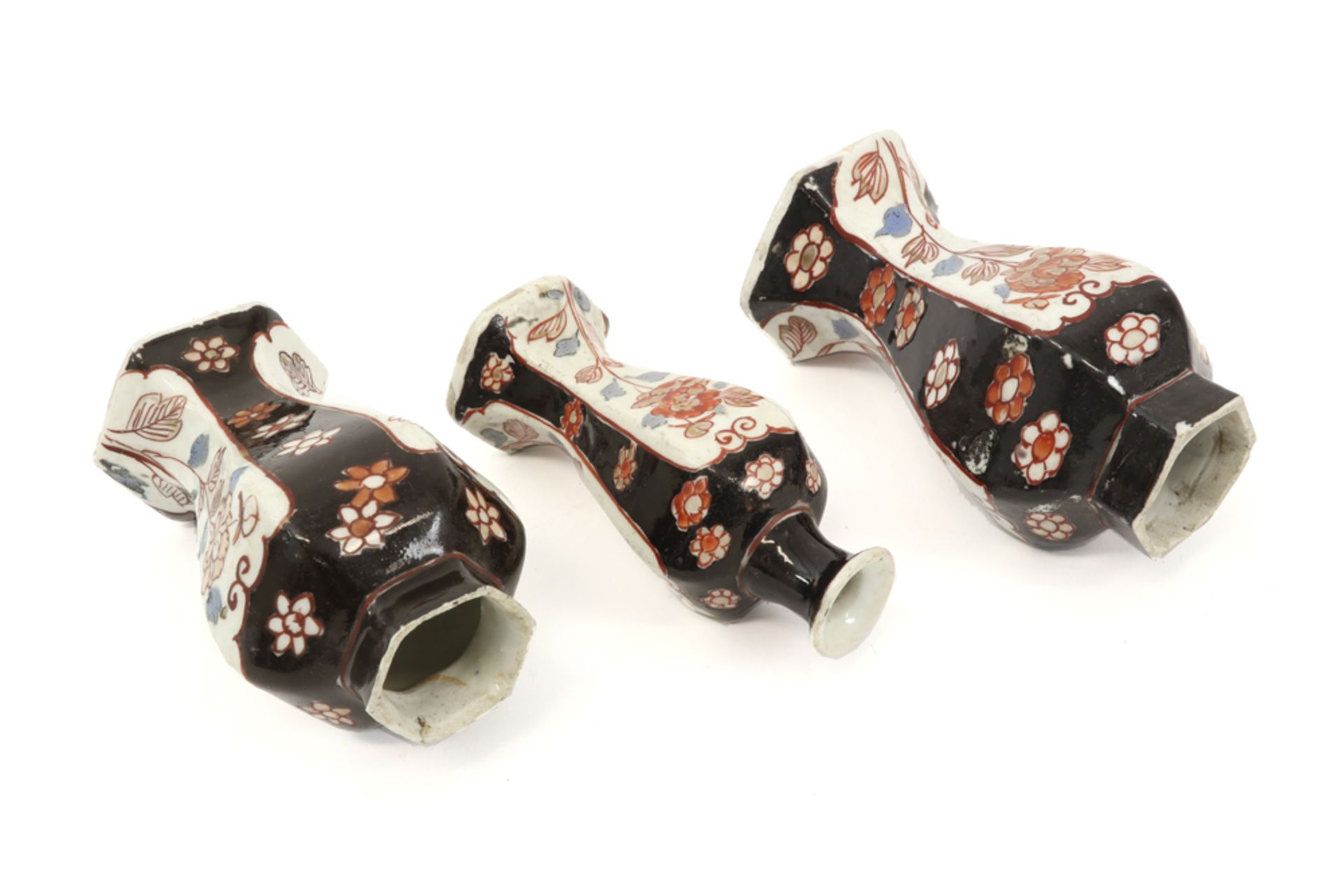 small antique garniture with three vases in porcelain with polychrome floral decor || Driedelig - Image 3 of 4