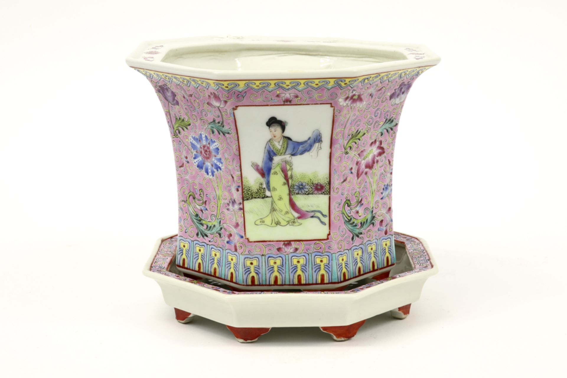 octogonal Chinese jardinier with its dish in marked porcelain with 'Famille Rose' decor with court - Image 4 of 7