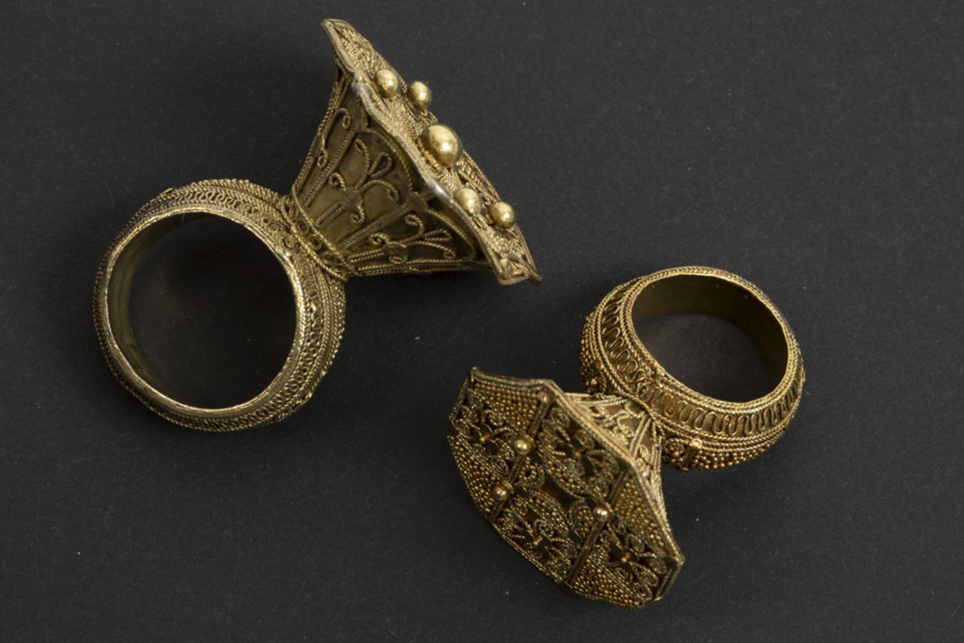 two 'antique' Indonesian Sumatra rings from the Batak with typical design in gilded silver - part of - Bild 3 aus 3