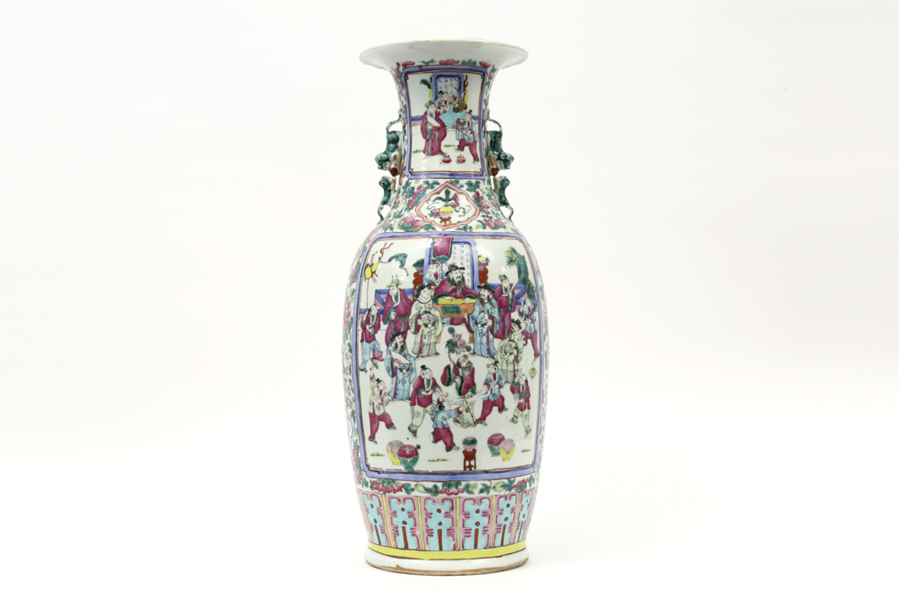 antique Chinese vase in porcelain with a polychrome decor with court scene with figures || Antieke - Image 2 of 3