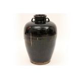 antique Chinese urn in dark brown glazed earthenware || Antieke Chinese urne/voorraadpot met twee