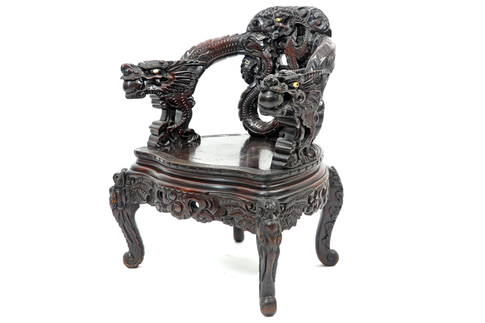 antique Chinese armchair in richly sculpted wood with a decor of dragons with inlaid eyes || Antieke - Bild 2 aus 4