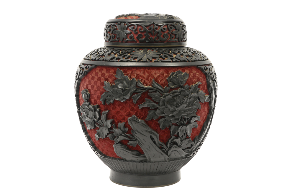 Chinese lidded gingerpot in lacquerware with a sculpted flower decor || Gedekselde Chinese gemberpot