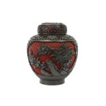Chinese lidded gingerpot in lacquerware with a sculpted flower decor || Gedekselde Chinese gemberpot