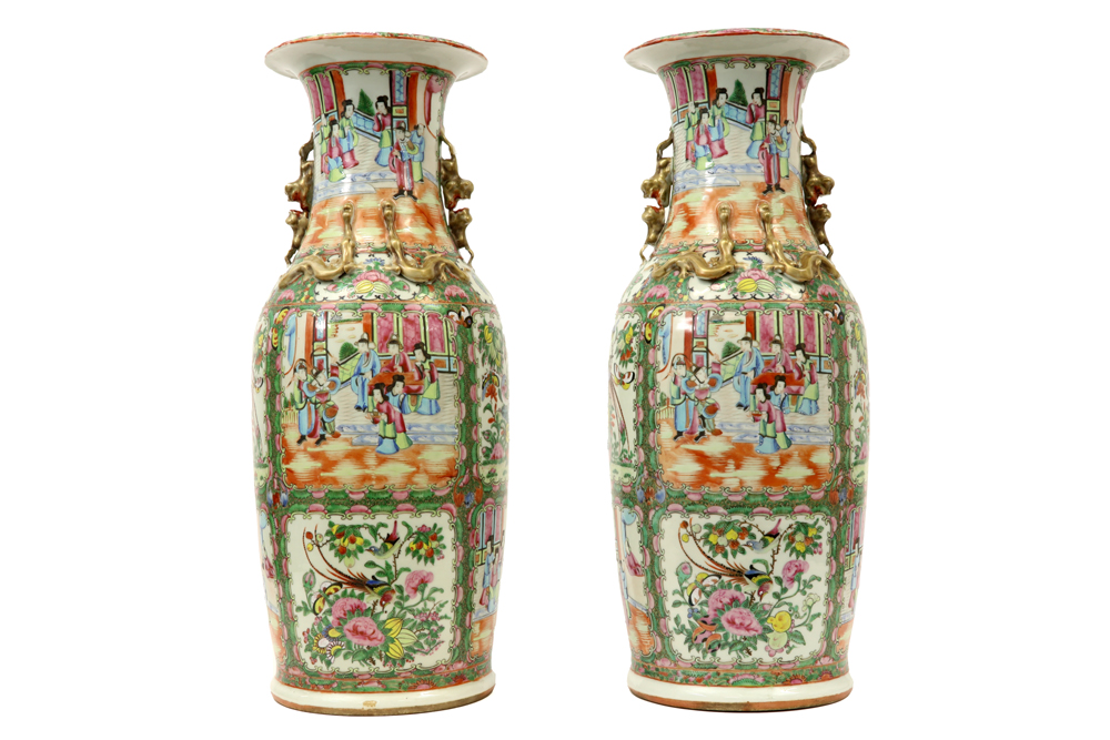 pair of quite big 19th Cent. Chinese vases in porcelain with a typical Cantonese decor || Paar - Image 2 of 4