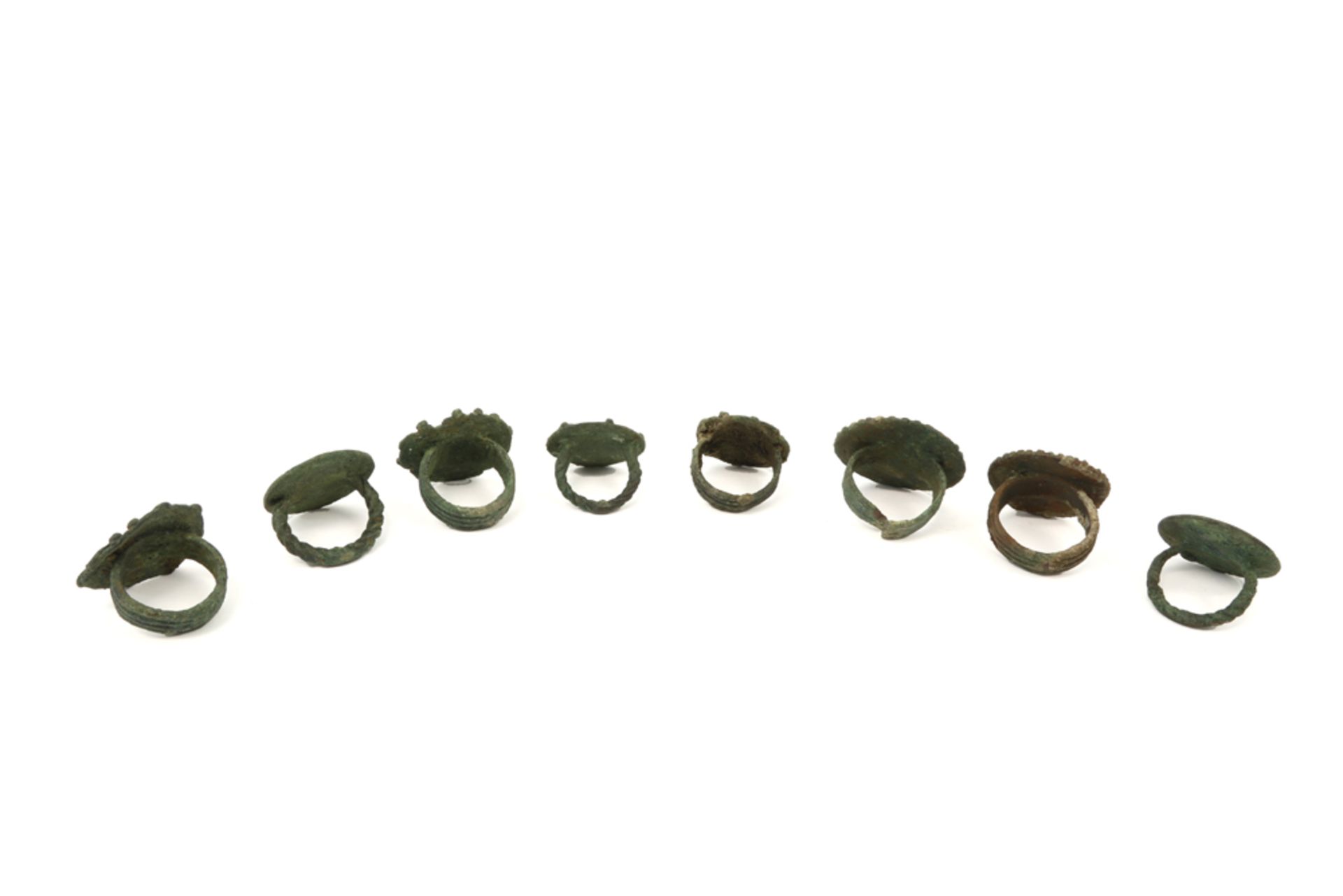 eight special Ancient Perisan Luristan rings in bronze || OUD PERZIË / LURISTAN - 1000 tot 800 BC - Bild 2 aus 3