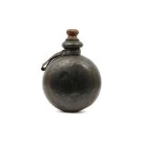 old Javanese urn in metal with wooden top || Oude Javaanse kalebas/kruik in metaal met houten