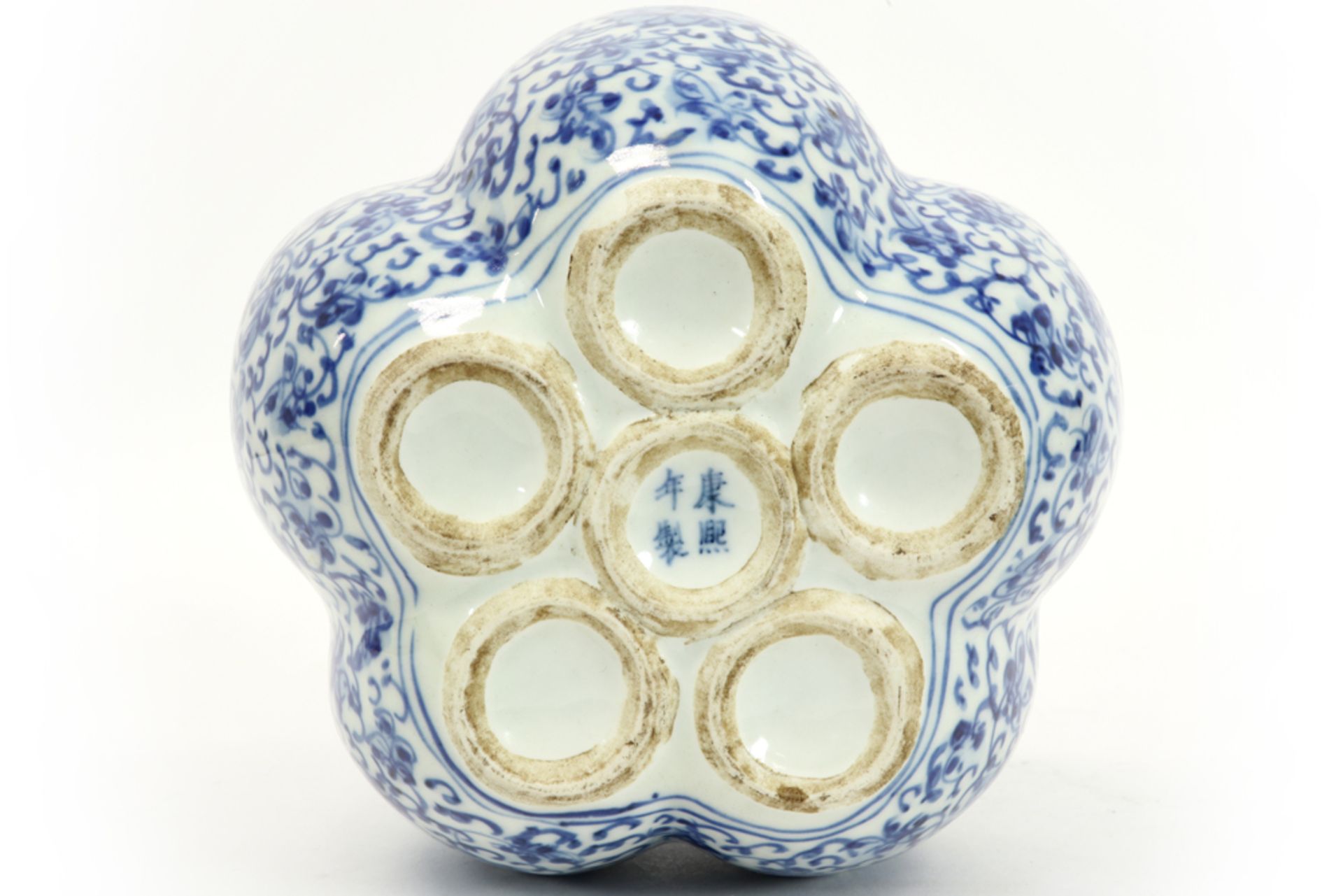 Chinese tulip vase in marked porcelain with a blue-white flower decor || Chinese tulpenvaas in - Bild 4 aus 5