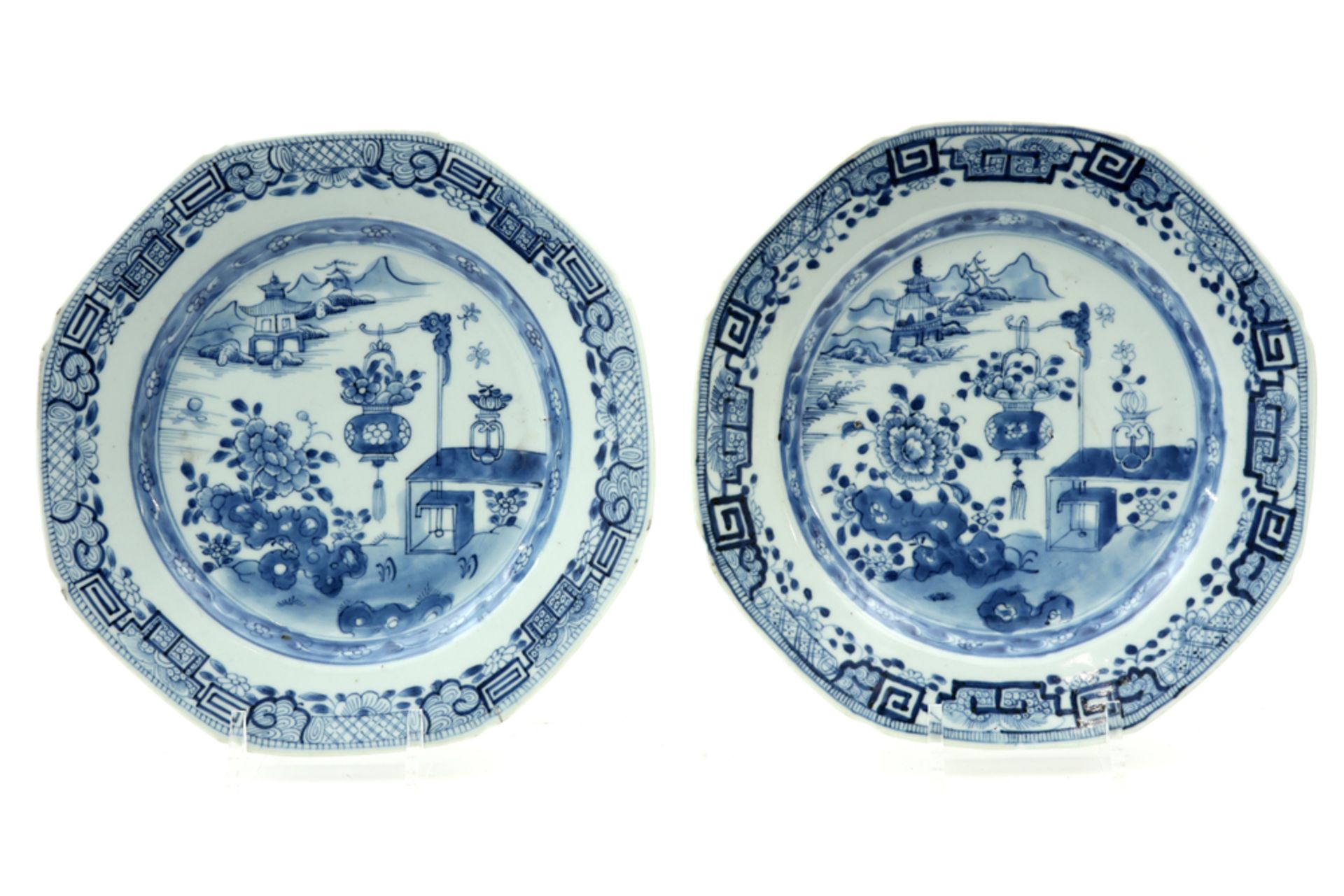 pair of 18th Cent. Chinese plates in porcelain with a blue-white garden decor || Paar achttiende