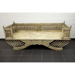 antique Indonesian bench in wood || Antieke Indonesische "Balè" - rustbank in hout met typisch model