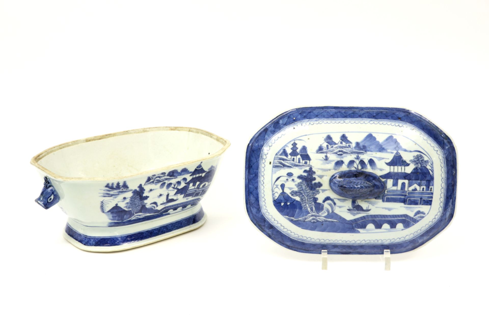 18th Cent. Chinese octogonal tureen with its lid in porcelain with blue-white landscape decor || - Bild 3 aus 4