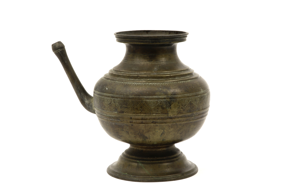 19th/20th Cent. Sri Lankan bronze pitcher with spout || SRI LANKA - 19°/20° EEUW bronzen kan met - Image 4 of 4