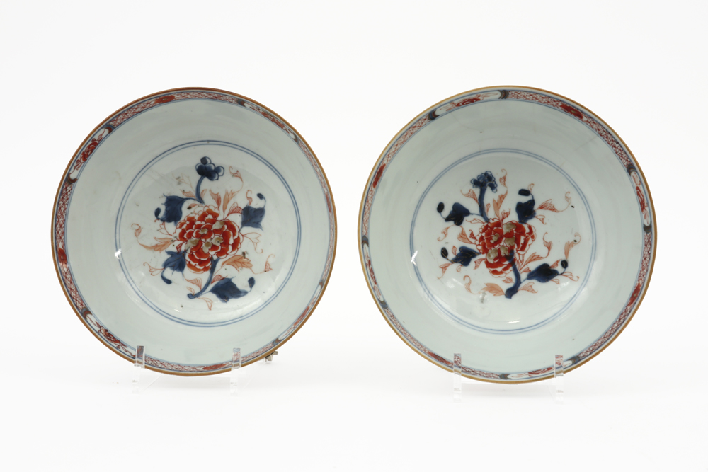 pair of 18th Cent. Chinese bowls in porcelain with an Imari decor || Paar achttiende eeuwse - Image 2 of 3