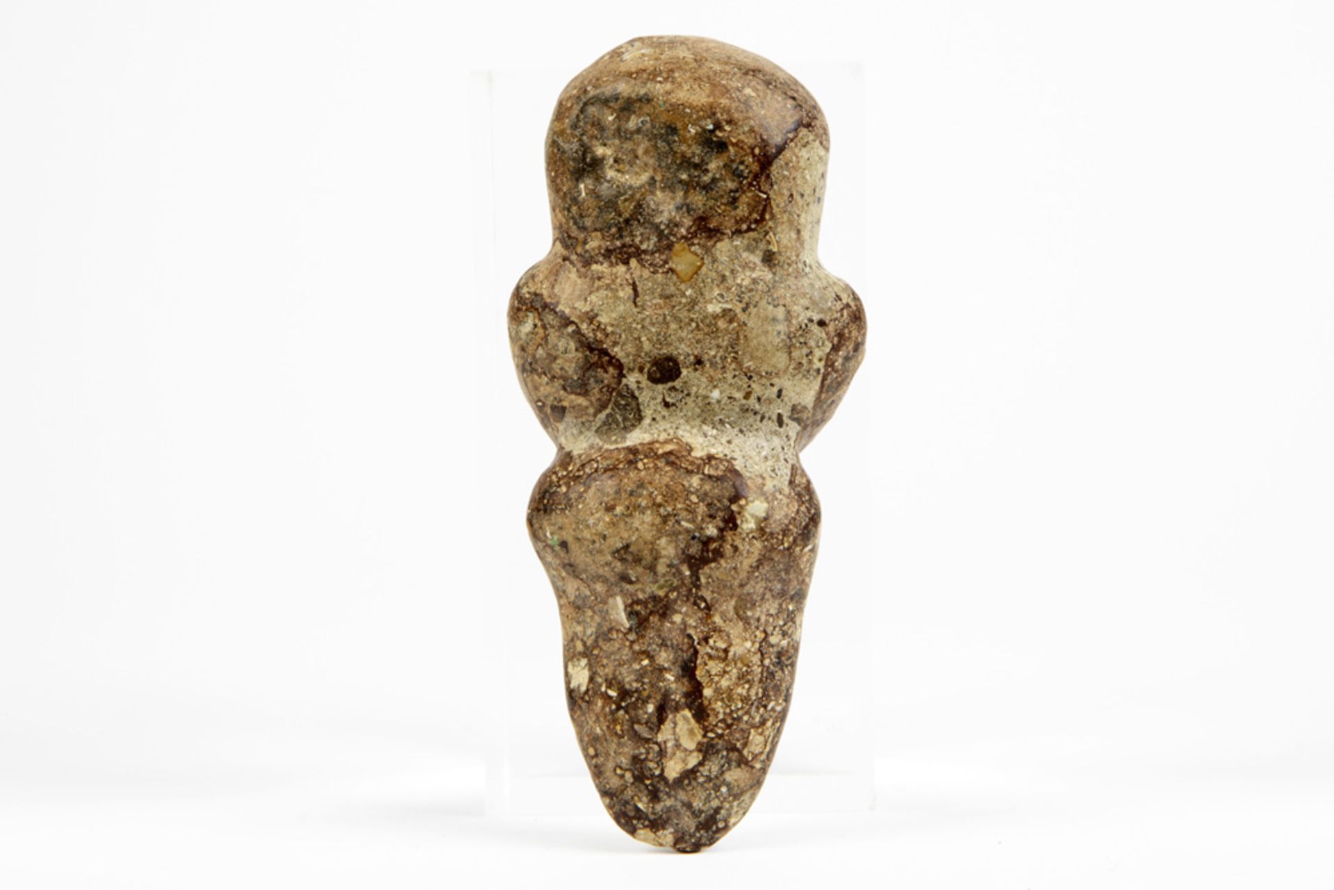 neolithical stone fertility idol with a typical stylised female shape || Neolitisch - Bild 2 aus 2