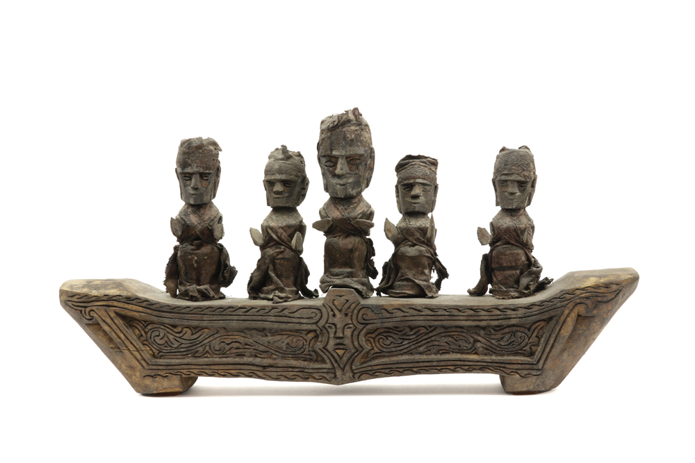 Sulawesi wooden spirit or tomb boat with five figures || INDONESIË / SULAWESI geestes- of grafboot